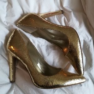 Jessica Simpson Nolita cracked gold leather pumps